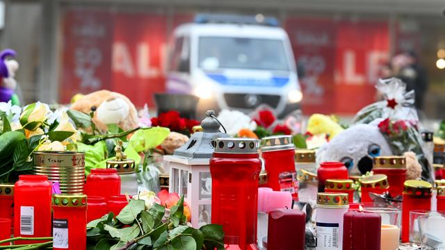 Plüschtiere, Kerzen und Blumen liegen am zentralen Gedenkort für die Opfer des Anschlags vor der Johanniskirche in Magdeburg. 