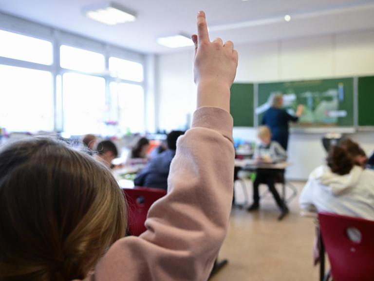 Schulkinder nehmen am Unterricht in einer Grundschule in Stuttgart teil.