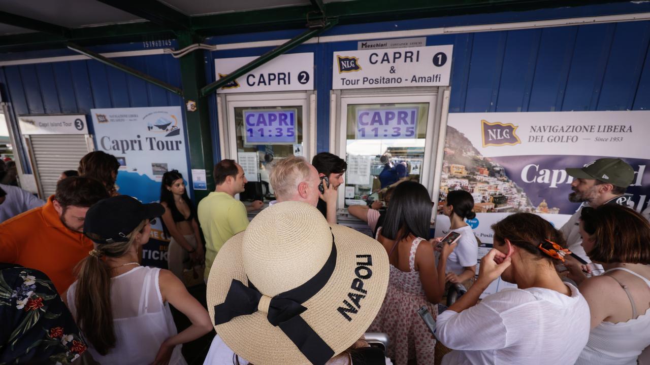 Das Foto zeigt Touristen in Neapel, die auf die Überfahrt nach Capri warten.