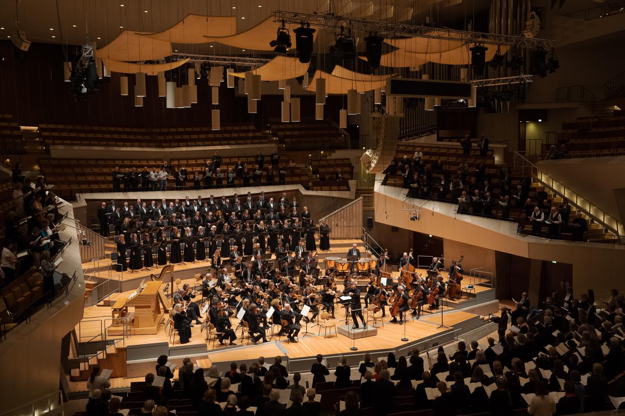 Blick in die voll besetzte Philharmonie Berlin.