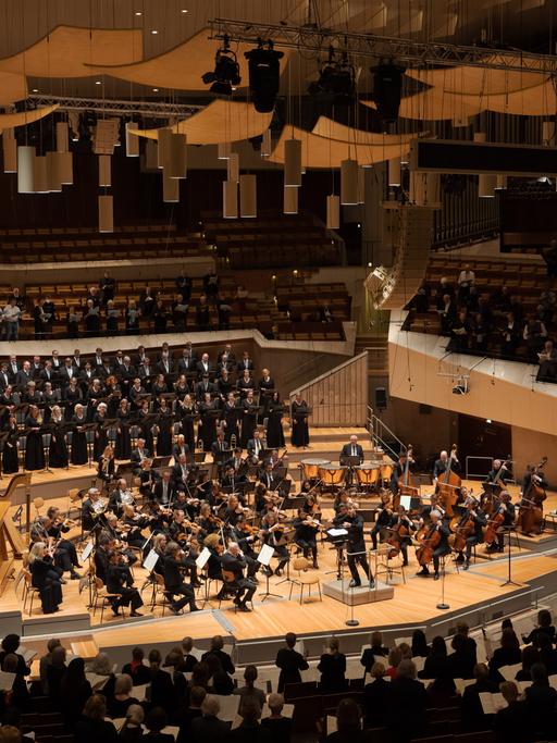 Blick in die voll besetzte Philharmonie Berlin.
