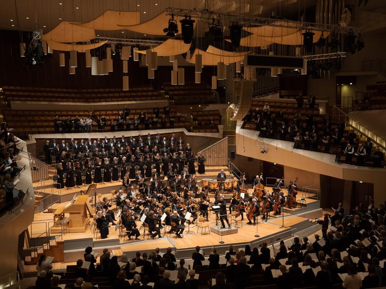 Blick in die voll besetzte Philharmonie Berlin.