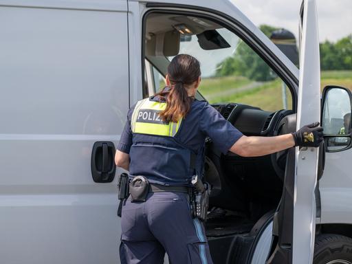 Eine Polizistin kontrolliert ein Fahrzeug im Rahmen einer Grenzkontrolle an der deutsch-tschechischen Grenze. 