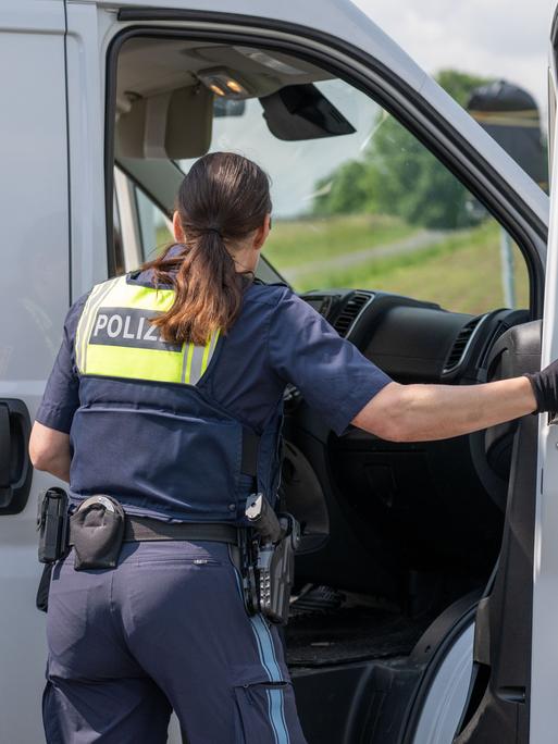 Eine Polizistin kontrolliert ein Fahrzeug im Rahmen einer Grenzkontrolle an der deutsch-tschechischen Grenze. 