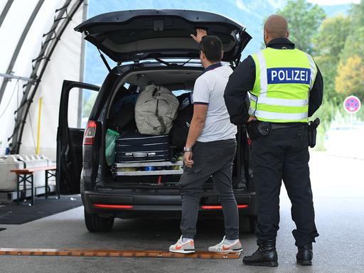 Grenzkontrollen an der deutsch-österreichischen Grenze am 19.09.2023 am Grenzübergang Walserberg Grenzkontrollen der Bayerischen Bereitschaftspolizei und Bundespolizei am 19.09.2023 an der deutsch-österreichischen Grenze am Grenzübergang Walserberg. Foto: Revierfoto