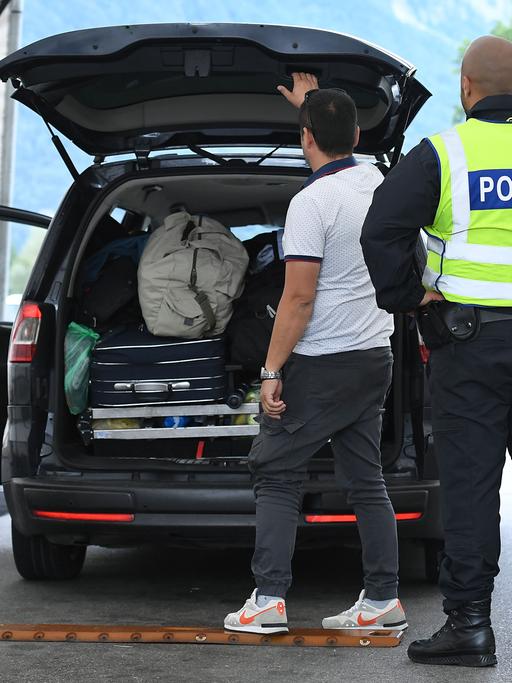 Grenzkontrollen an der deutsch-österreichischen Grenze am 19.09.2023 am Grenzübergang Walserberg Grenzkontrollen der Bayerischen Bereitschaftspolizei und Bundespolizei am 19.09.2023 an der deutsch-österreichischen Grenze am Grenzübergang Walserberg. Foto: Revierfoto