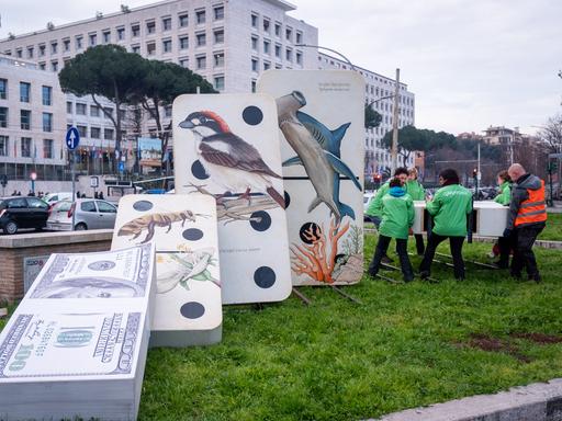 Vor der Weltnaturkonferenz in Rom protestieren Aktivisten von Greenpeace mit Schautafeln für mehr Artenschutz. 