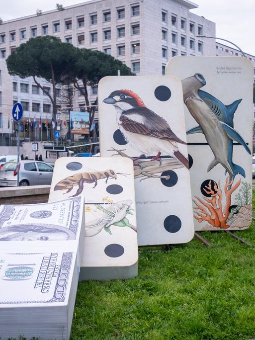 Vor der Weltnaturkonferenz in Rom protestieren Aktivisten von Greenpeace mit Schautafeln für mehr Artenschutz. 