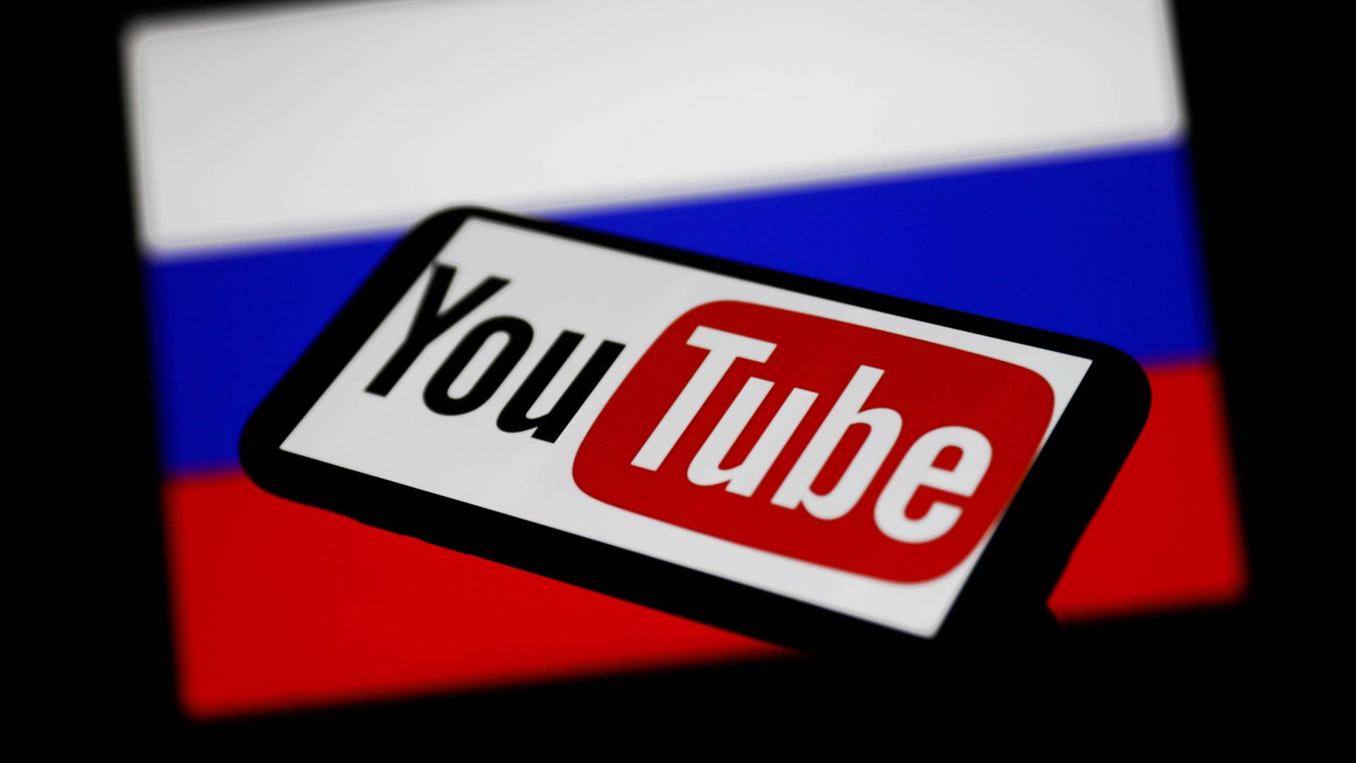 YouTube-Logo vor russischer Flagge