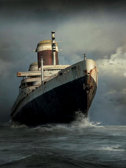 Ein editiertes Bild des Schiffs "SS United States", ein in Philadelphia angedockter Ocean Liner. Hier bei Dämmerung und Wolken auf hoher See.