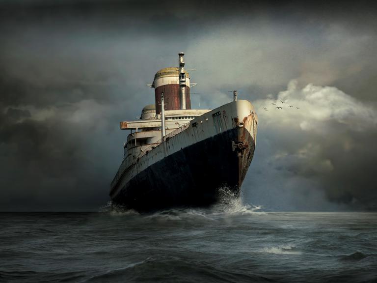 Ein editiertes Bild des Schiffs "SS United States", ein in Philadelphia angedockter Ocean Liner. Hier bei Dämmerung und Wolken auf hoher See.