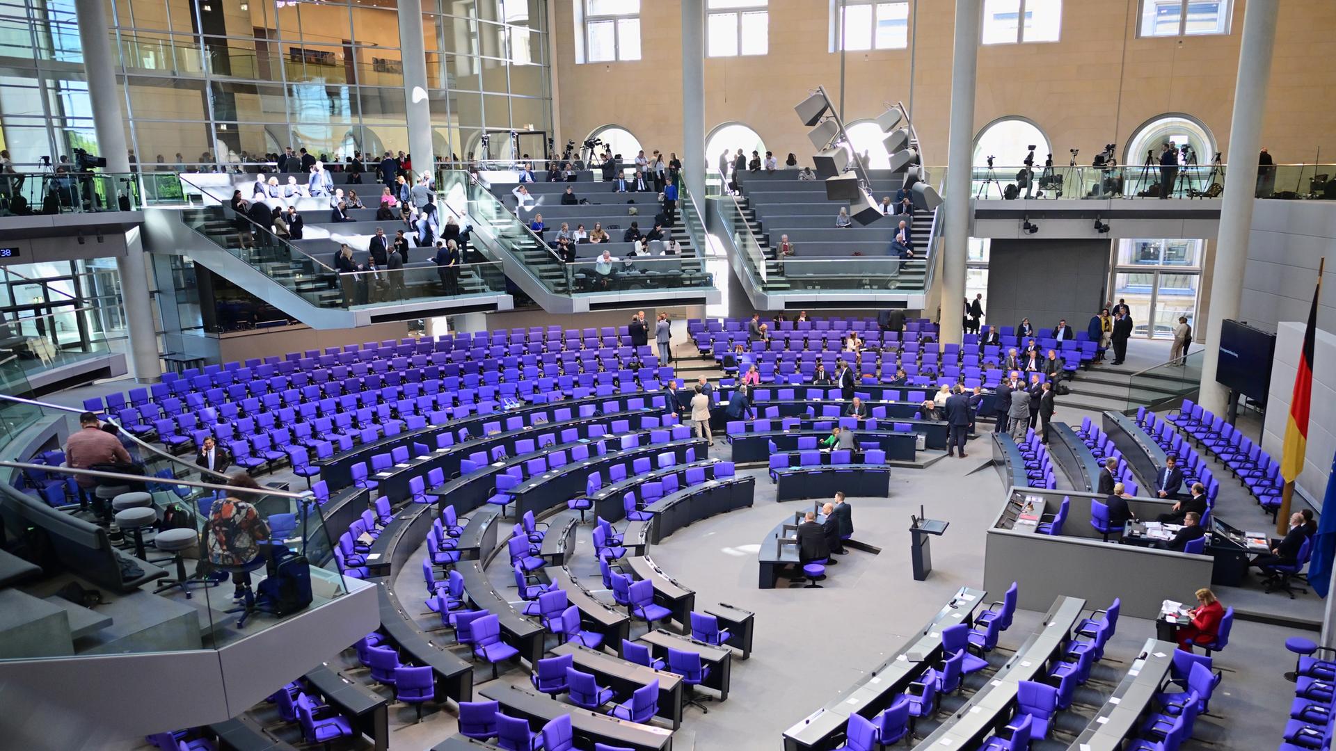 Der bis auf einige Abgeordnete der AfD und Angehörige des Präsidiums leere Plenarsaal nach dem verlorenen ersten Wahlgang der Kanzlerwahl. Der bis auf einige Abgeordnete der AfD und Angehörige des Präsidiums leere Plenarsaal nach dem verlorenen ersten Wahlgang der Kanzlerwahl.