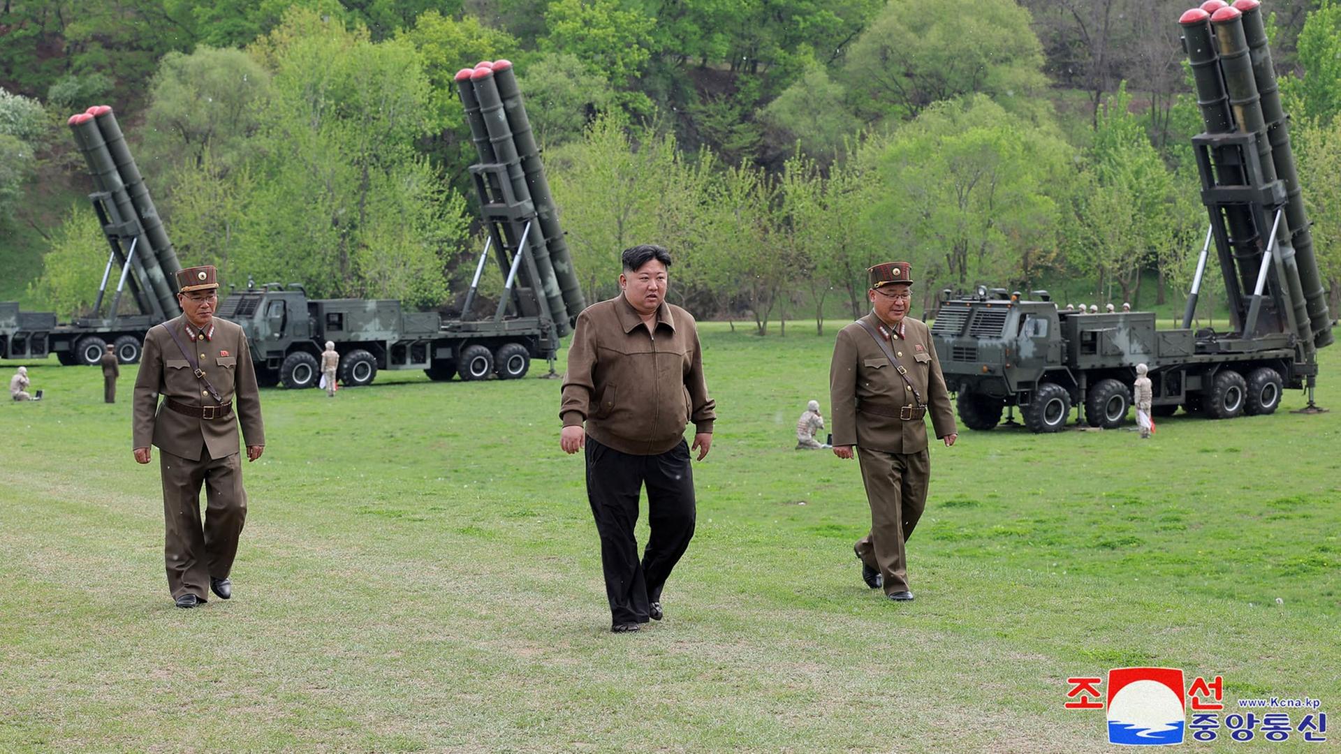 Die Aufnahme zeigt den nordkoreanischen Machthaber Kim Jong Un bei einer Raketenübung. 