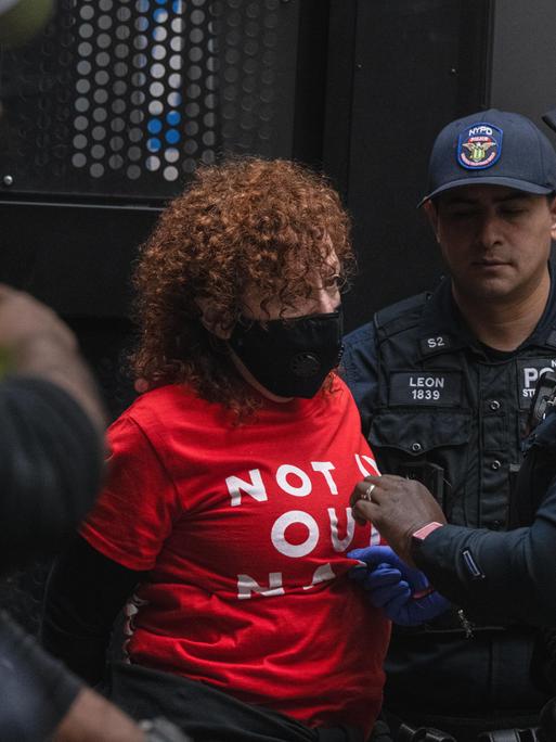 Die Künstlerin Nan Goldin wird am 14. Oktober bei pro-palästinensischen Protesten in New York, organisiert von der Organisation Jewish Voices for Peace, vorübergehend festgenommen.