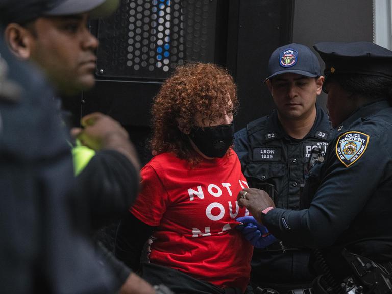 Die Künstlerin Nan Goldin wird am 14. Oktober bei pro-palästinensischen Protesten in New York, organisiert von der Organisation Jewish Voices for Peace, vorübergehend festgenommen.