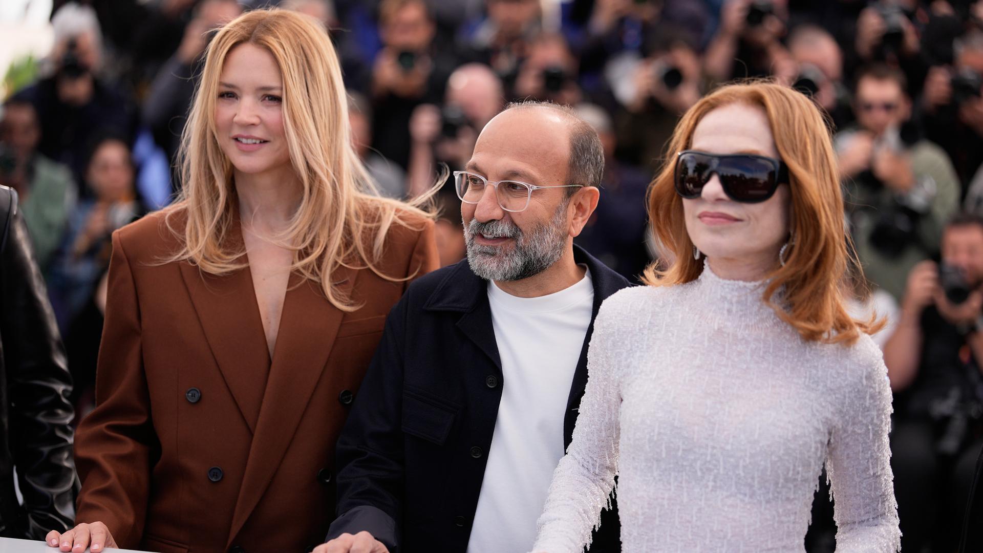 Asghar Farhadi gemeinsam mit Virginie Efira (links) und Isabelle Huppert beim Fototermin für "Parallele Geschichten" auf dem Filmfestival in Cannes