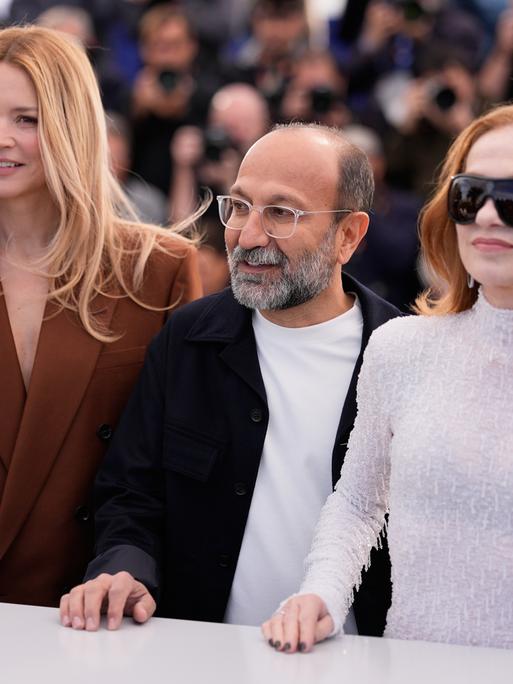 Asghar Farhadi gemeinsam mit Virginie Efira (links) und Isabelle Huppert beim Fototermin für "Parallele Geschichten" auf dem Filmfestival in Cannes