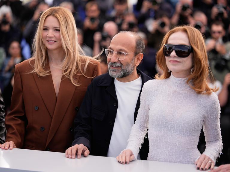 Asghar Farhadi gemeinsam mit Virginie Efira (links) und Isabelle Huppert beim Fototermin für "Parallele Geschichten" auf dem Filmfestival in Cannes