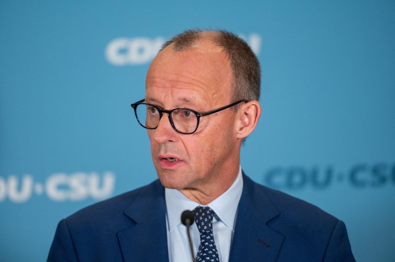 Friedrich Merz, CDU-Bundesvorsitzender und Unionsfraktionsvorsitzender, spricht auf einer Pressekonferenz im Bundestag nach dem Bruch der Ampel-Koalition