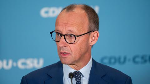 Friedrich Merz, CDU-Bundesvorsitzender und Unionsfraktionsvorsitzender, spricht auf einer Pressekonferenz im Bundestag nach dem Bruch der Ampel-Koalition