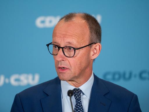 Friedrich Merz, CDU-Bundesvorsitzender und Unionsfraktionsvorsitzender, spricht auf einer Pressekonferenz im Bundestag nach dem Bruch der Ampel-Koalition