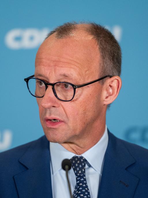 Friedrich Merz, CDU-Bundesvorsitzender und Unionsfraktionsvorsitzender, spricht auf einer Pressekonferenz im Bundestag nach dem Bruch der Ampel-Koalition