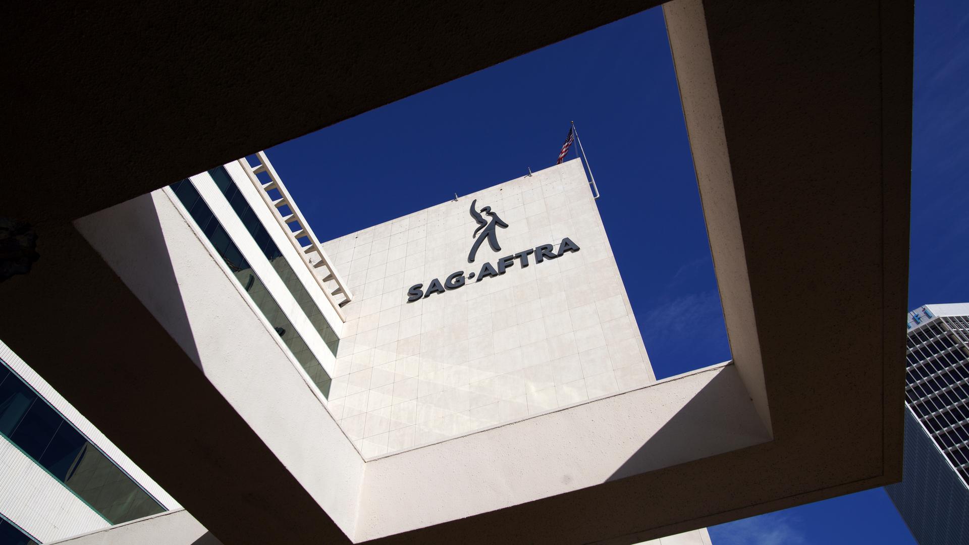 An der Seite des Hauptsitzes in Los Angeles ist ein SAG-AFTRA-Schild zu sehen