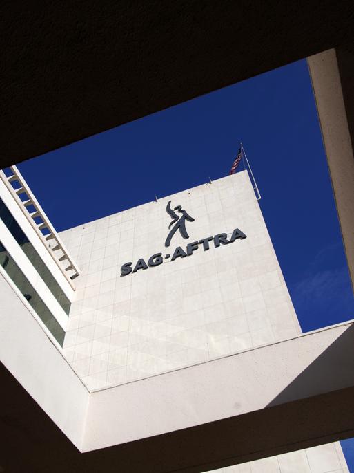 An der Seite des Hauptsitzes in Los Angeles ist ein SAG-AFTRA-Schild zu sehen