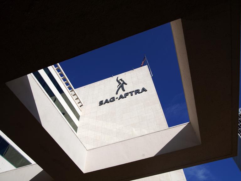 An der Seite des Hauptsitzes in Los Angeles ist ein SAG-AFTRA-Schild zu sehen