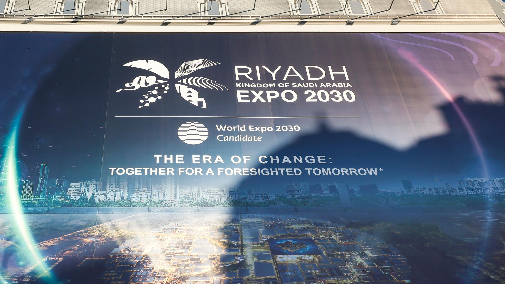 Ein Plakat wirbt für die Expo 2030 in Riad.
