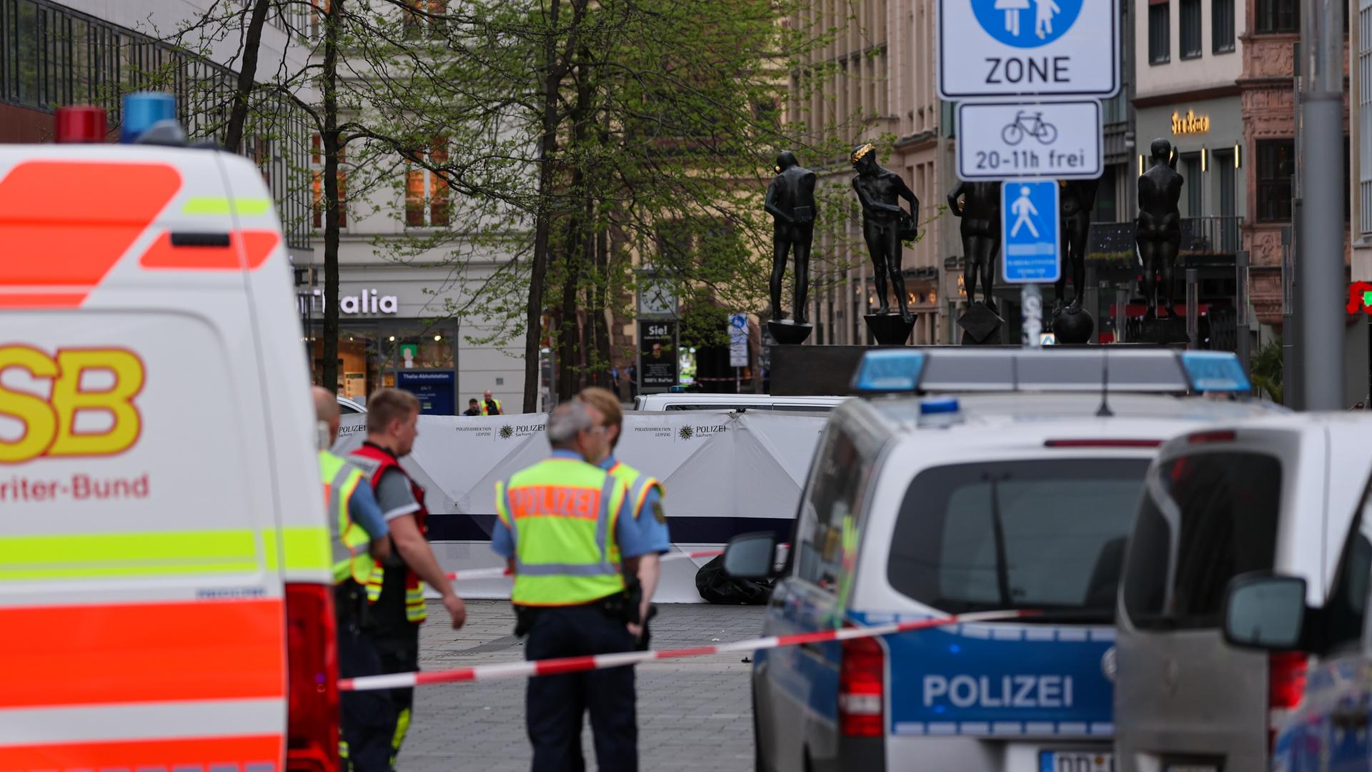 Einsatzkräfte in der Leipziger Innenstadt, nachdem ein Auto mehrere Menschen angefahren hat.