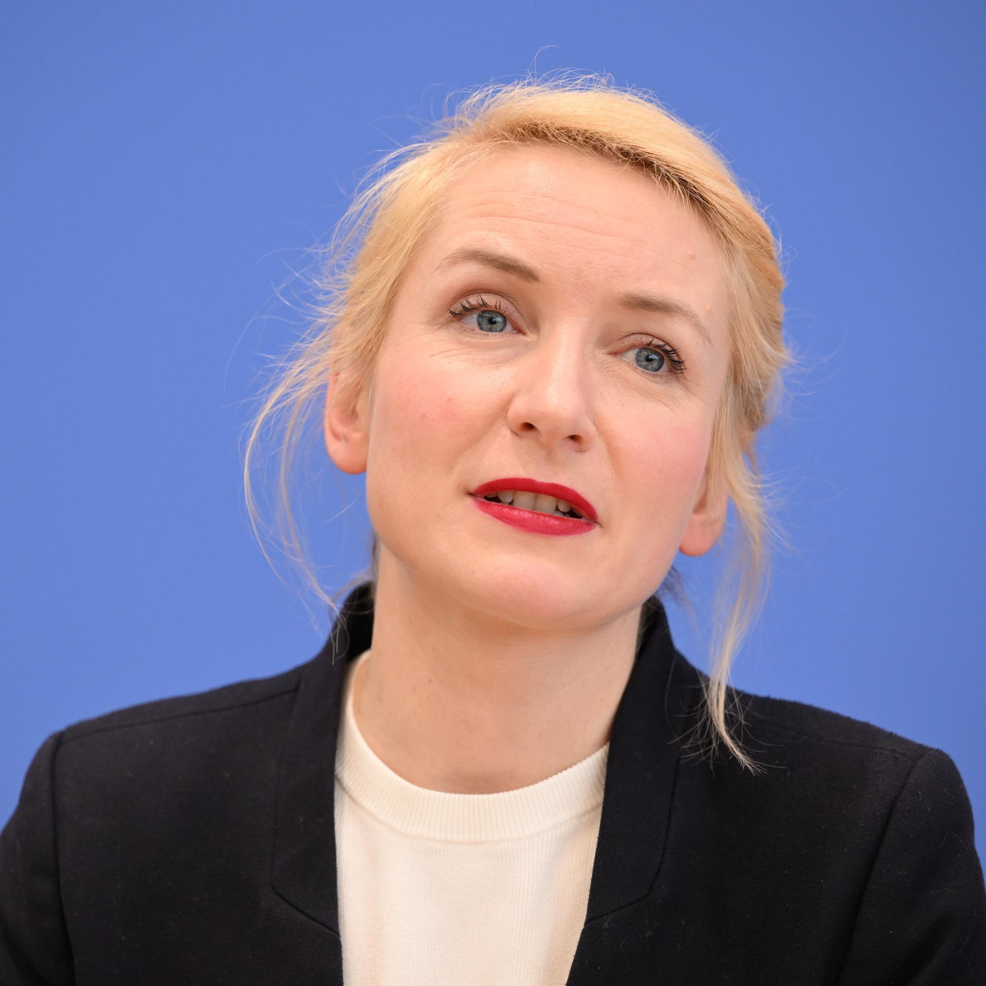 Ines Schwerdtner bei einer Pressekonferenz
