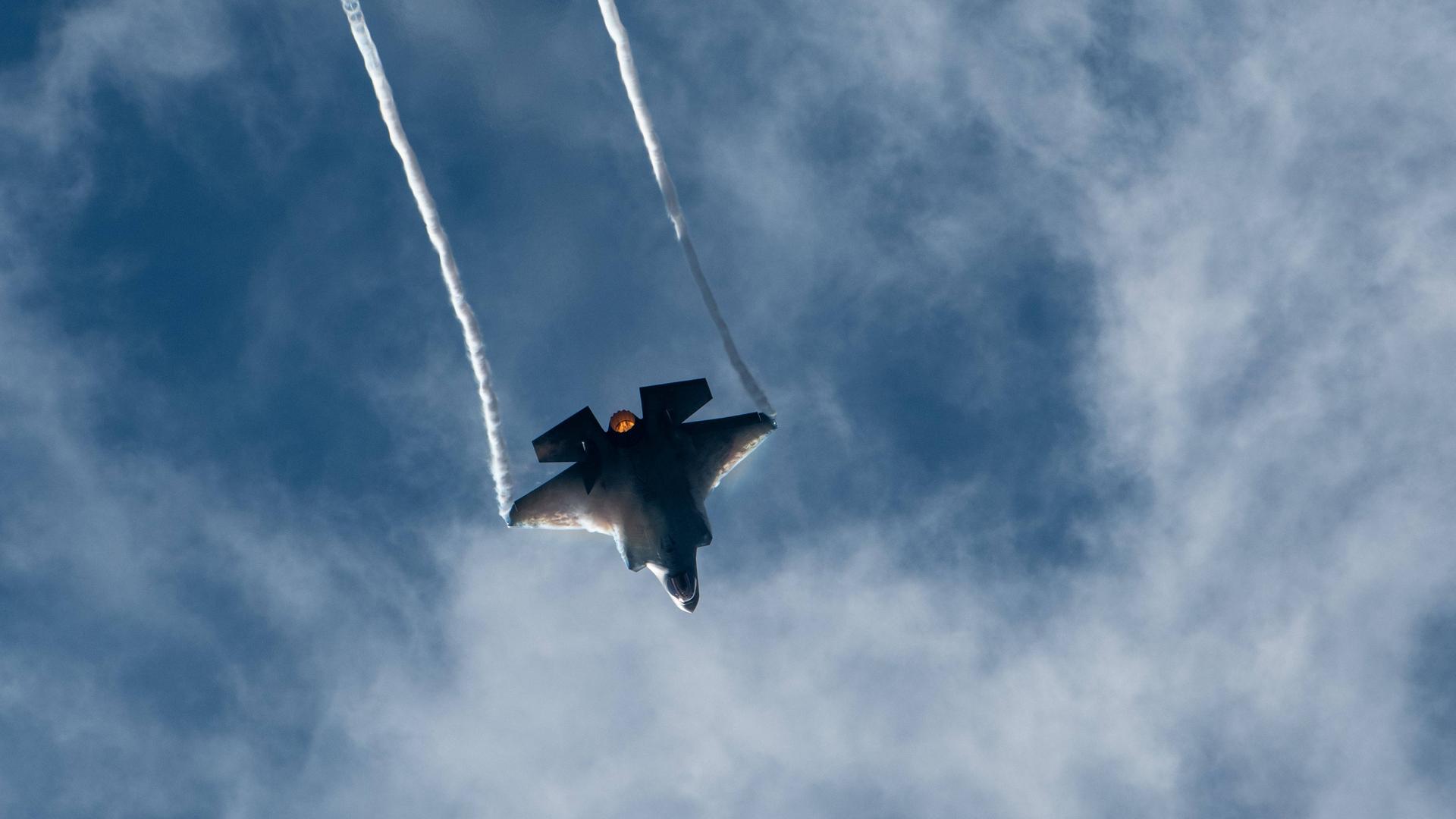 Ein US-Kampfjet fliegt am Himmel. 