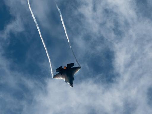 Ein US-Kampfjet fliegt am Himmel. 