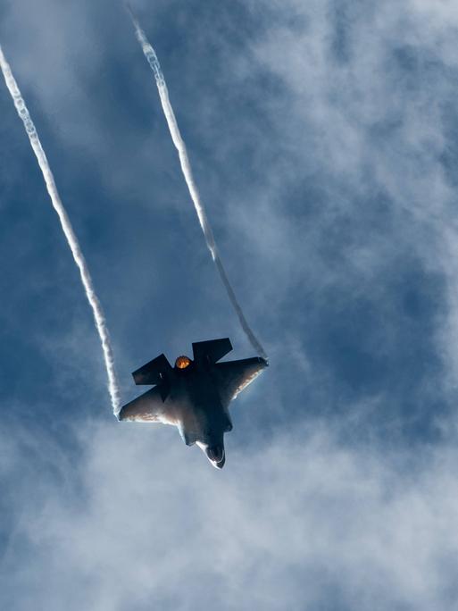 Ein US-Kampfjet fliegt am Himmel. 