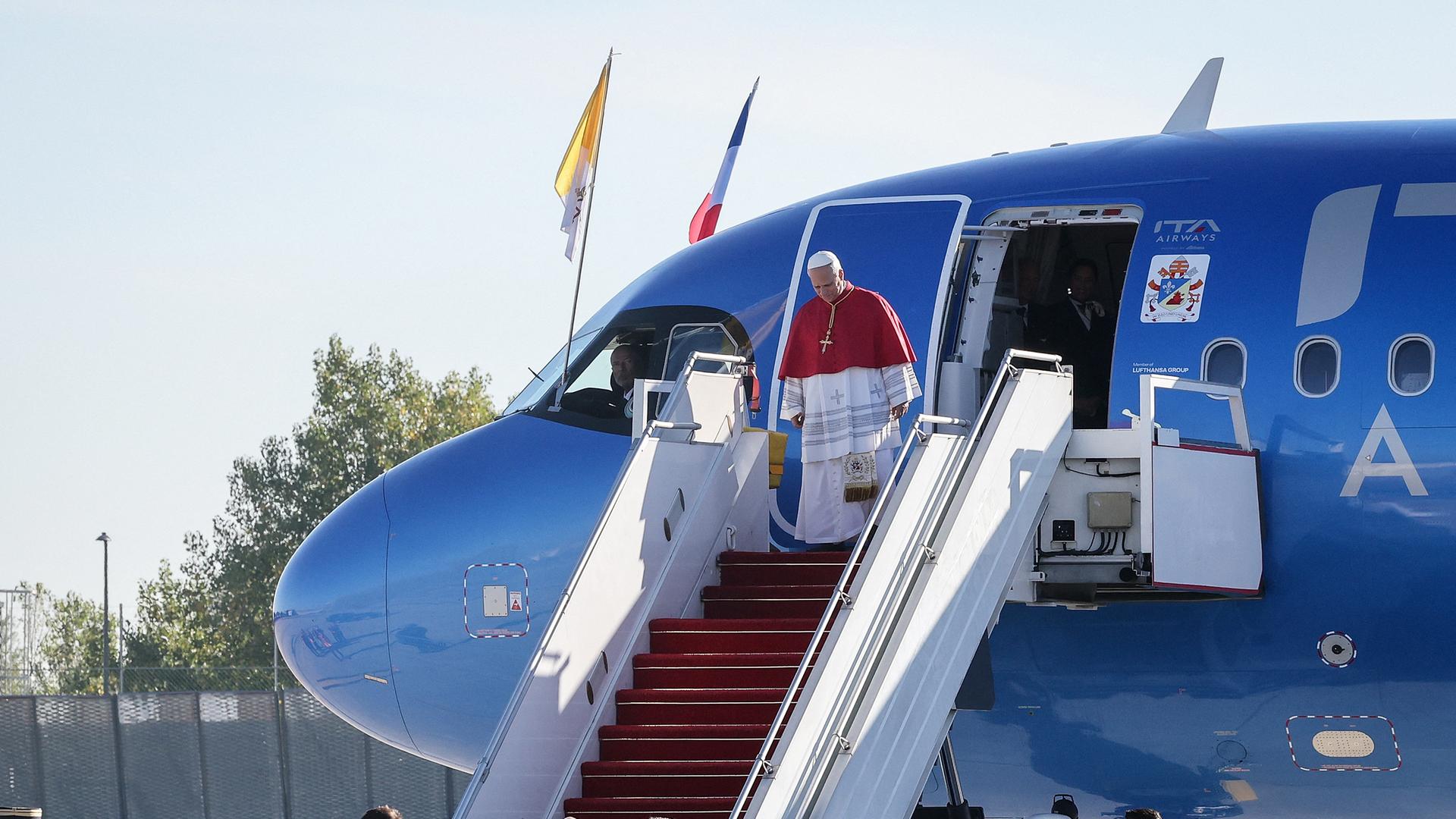 Papst Leo IV. steigt am Flughafen Paris/Orly aus dem Flugzeug. (Photo by MEHDI FEDOUACH / AFP)