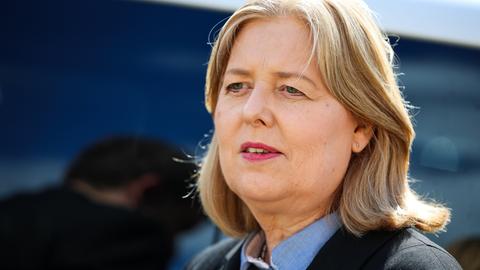 Bärbel Bas (SPD), Bundesministerin für Arbeit und Soziales, bei einer Zollkontrolle im Duisburger Hafen.