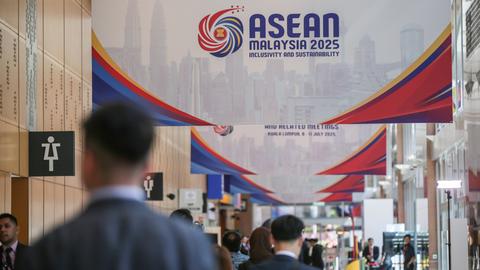 Blick in eine Fußgängerzone über der Banner mit der Ankündigung zum 58. ASEAN-Außenministertreffen hängen.