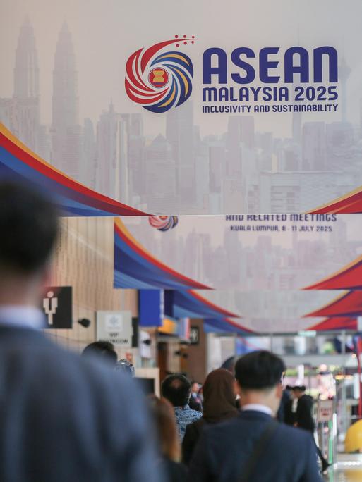 Blick in eine Fußgängerzone über der Banner mit der Ankündigung zum 58. ASEAN-Außenministertreffen hängen.
