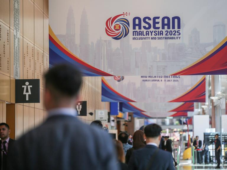 Blick in eine Fußgängerzone über der Banner mit der Ankündigung zum 58. ASEAN-Außenministertreffen hängen.