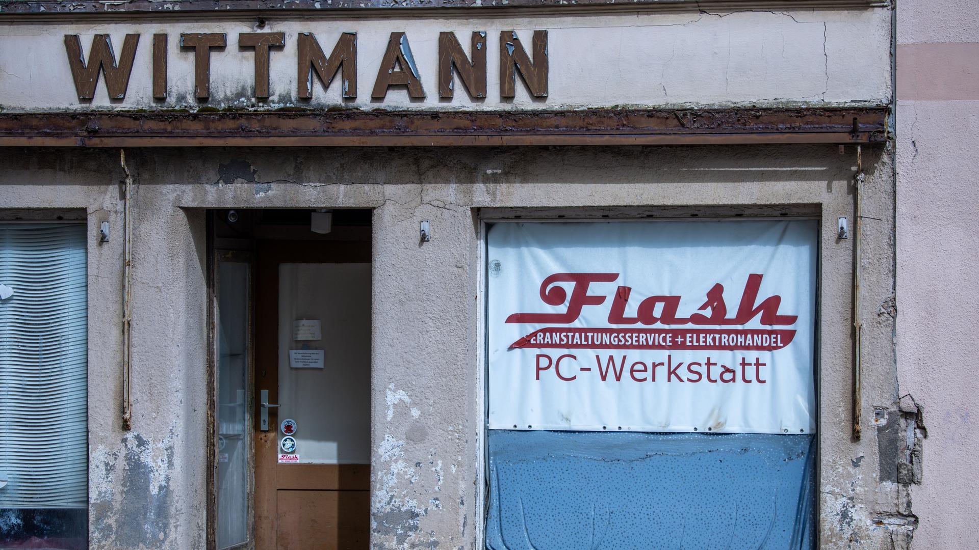Ein leerstehendes Geschäft in Penzlin, Mecklenburg-Vorpommern. Auf der bröckelnden Fassade steht "Wittmann", auf dem Schaufenster "Flash. PC-Werkstatt".