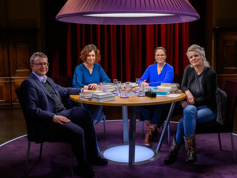 Adam Soboczynski, Eva Menasse, Thea Dorn und Svenja Flaßpöhler sitzen am runden Tisch und schauen in die Kamera.
