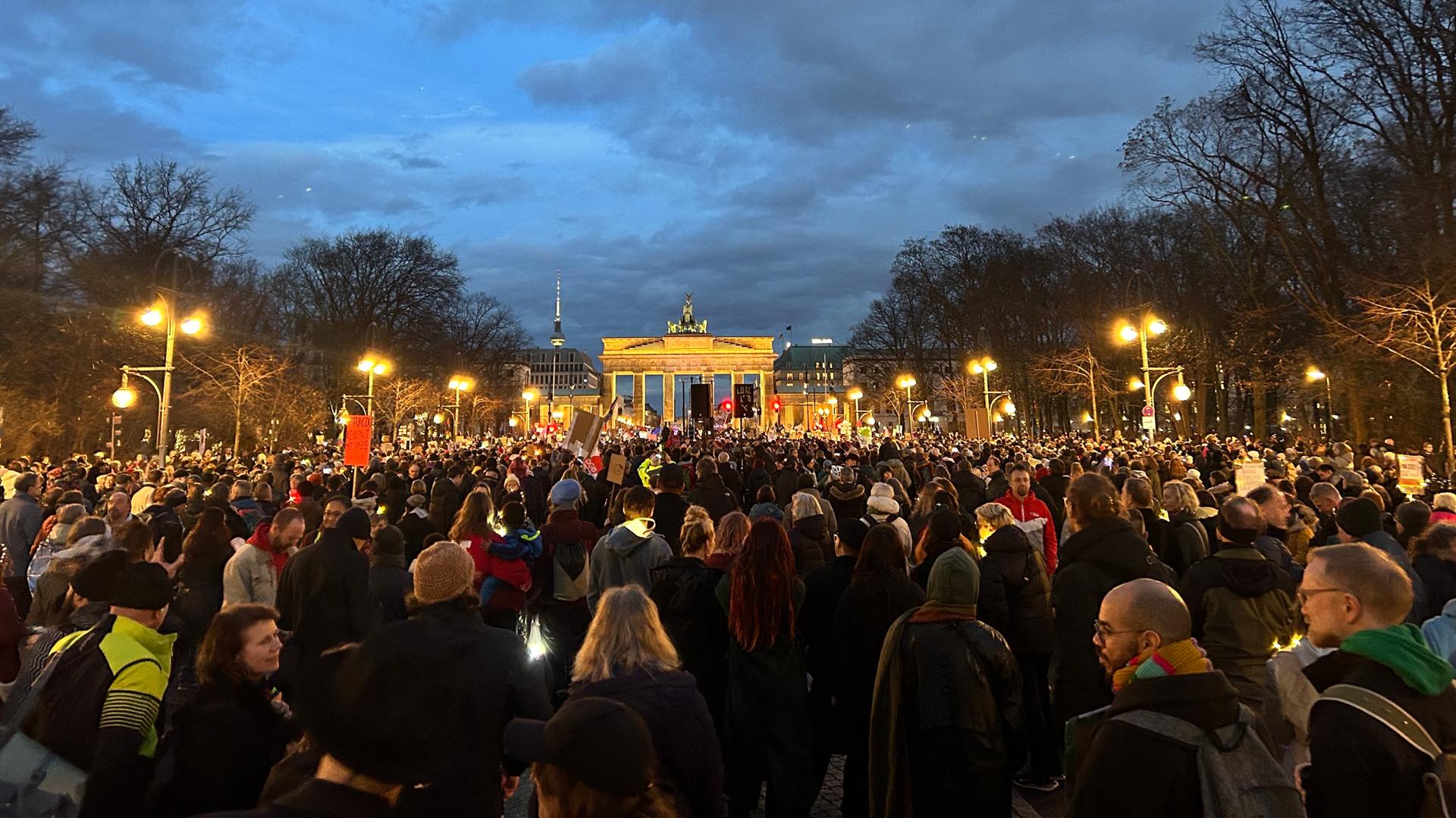 "Lichtermeer gegen den Rechtsruck" vor dem Brandenburger Tor in Berlin