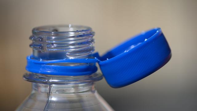 Eine Wasser-Flasche: Der Deckel hängt fest an der Flasche.
