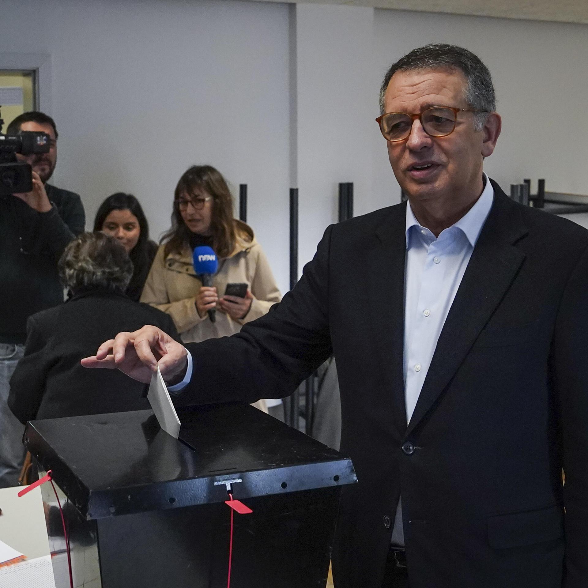 Antonio Jose Seguro wirft einen Zettel in eine Wahlurne.