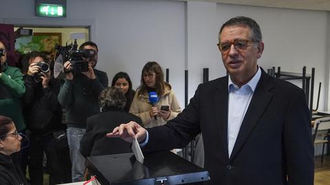 Antonio Jose Seguro wirft einen Zettel in eine Wahlurne.