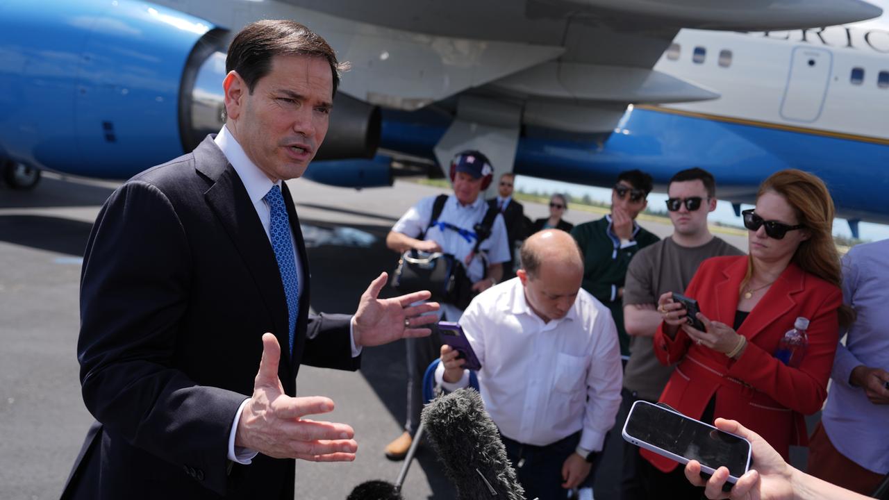 US-Außenminister Rubio steht vor Pressevertretern und spricht in Mikrofone. Er ist auf einem Flughafen. Im Hintergrund ist ein Flugzeug zu sehen. US-Außenminister Rubio steht vor Pressevertretern und spricht in Mikrofone. Er ist auf einem Flughafen. Im Hintergrund ist ein Flugzeug zu sehen.