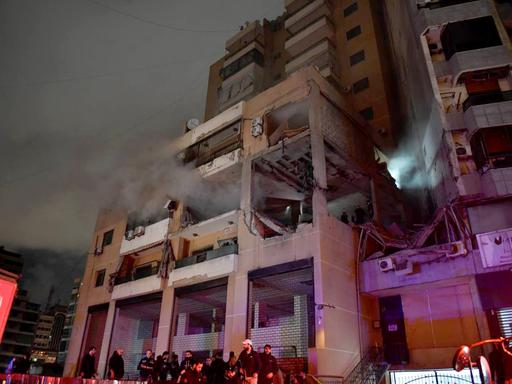 Aus einem nach einer Explosion beschädigten Bürogebäude in Beirut steigt Rauch auf.