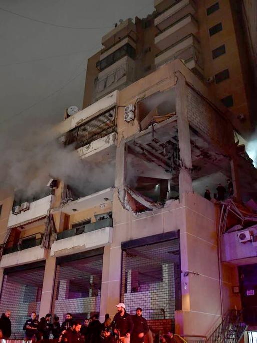 Aus einem nach einer Explosion beschädigten Bürogebäude in Beirut steigt Rauch auf.