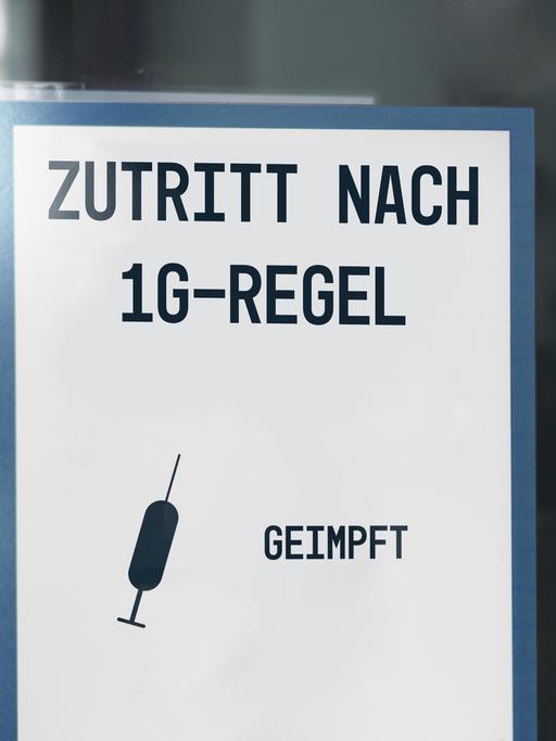 Ein Schild mit der Aufschrift "Zutritt nach 1G-Regel" 